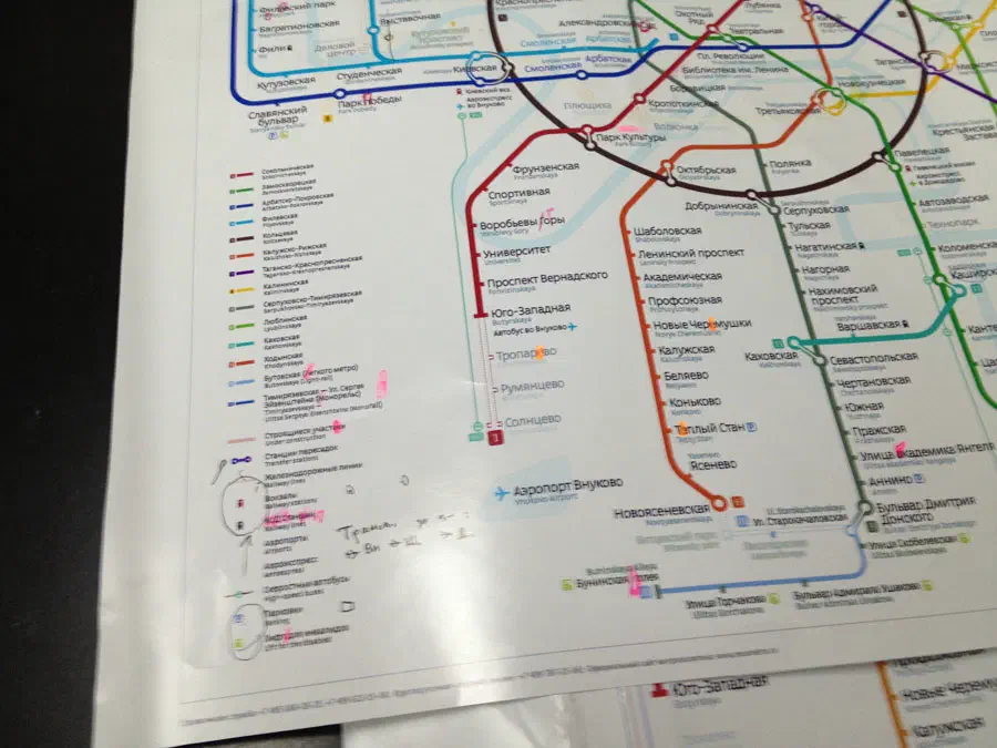 На рисунке на столе находится карта московской системы метро, на которой подробно показаны различные линии и маршруты системы метро, а также текст с указанием различных остановок и маршрутов.