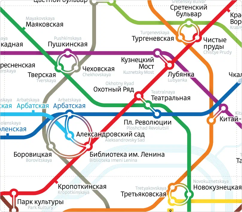 На снимке изображена карта московской системы метро с различными цветными линиями и текстом, указывающим различные остановки и маршруты системы метро.
