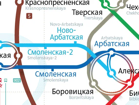 Карта показывает карту Московской Метросистемы с картой маршрута системы метро в центре. Карта заполнена текстами и линиями с указанием различных остановок и маршрутов системы метро.