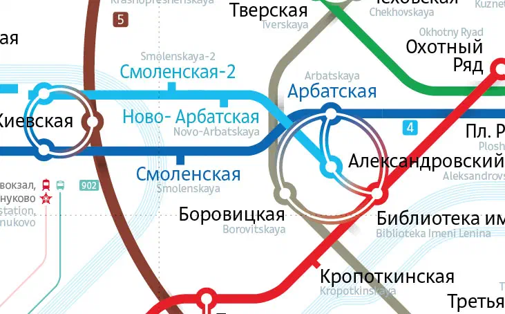 Карта показывает карту Московской системы Метро с красной линией, заполненной текстом и цифрами, указывающими различные остановки и маршруты системы метро.