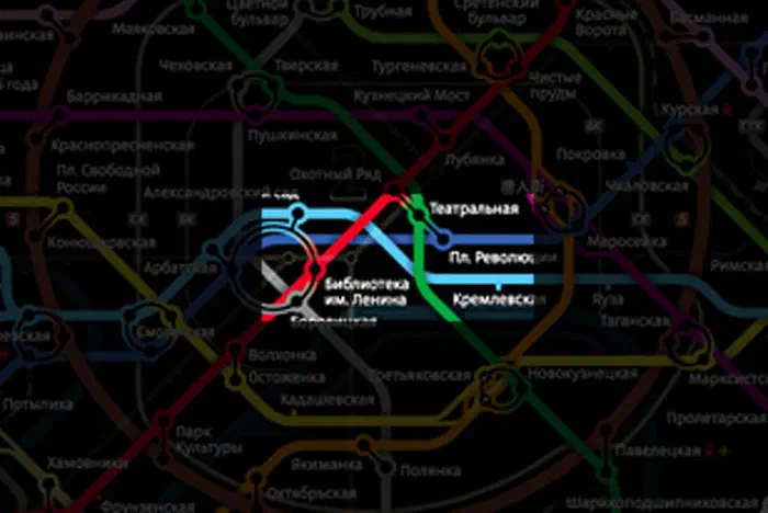 Карта показывает карту московской системы Метро с красной линией посередине. Карта заполнена красочными линиями и текстом с указанием различных остановок и маршрутов системы метро.