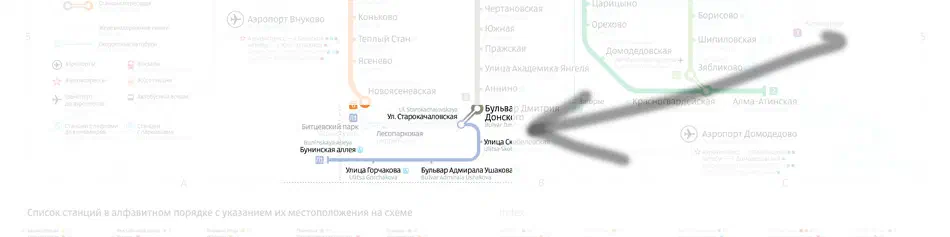 Карта показывает карту московской системы метро с черной стрелой, указывающей на правый путь системы метро. Текст на карте содержит дополнительные сведения о маршруте, такие как различные остановки.