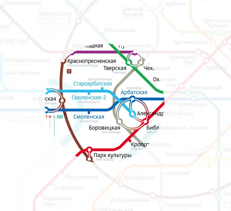 Карта показывает карту московской системы Метро с картой маршрута железнодорожной станции в центре, заполненной текстом и линиями с указанием различных остановок и маршрутов системы метро.