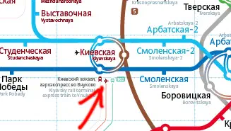 Карта показывает карту Московской Метросистемы с красной стрелкой, указывающей путь системы метро. Карта заполнена текстами и линиями, в которой содержится подробная информация о различных остановках и остановках.