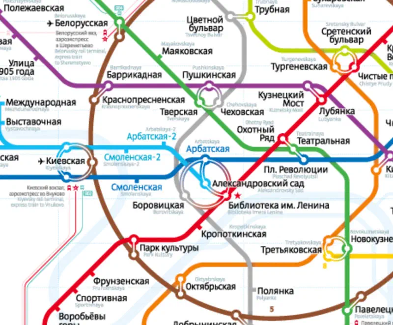 На снимке изображена карта московской системы метро с различными цветными линиями и текстом, указывающим различные остановки и маршруты системы метро.