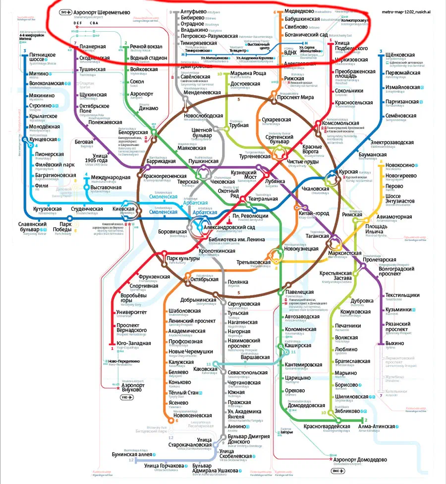 На картинке показан плакат Москвы Metro Map, который является подробной картой города Москвы, Россия, с различными красочными линиями и текстами, содержащими всеобъемлющий обзор системы метро.