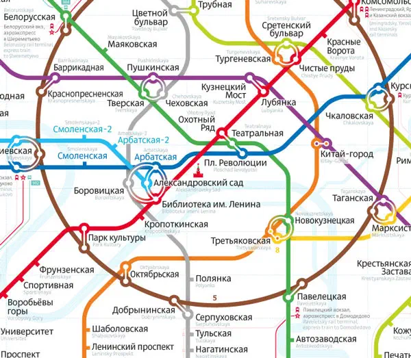 На снимке изображена карта московской системы метро с различными цветными линиями и текстом, указывающим различные маршруты системы метро.