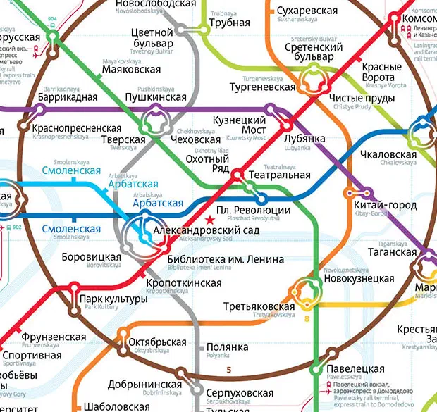 На снимке изображена карта московской системы метро с различными цветными линиями и текстом, указывающим различные маршруты системы метро.