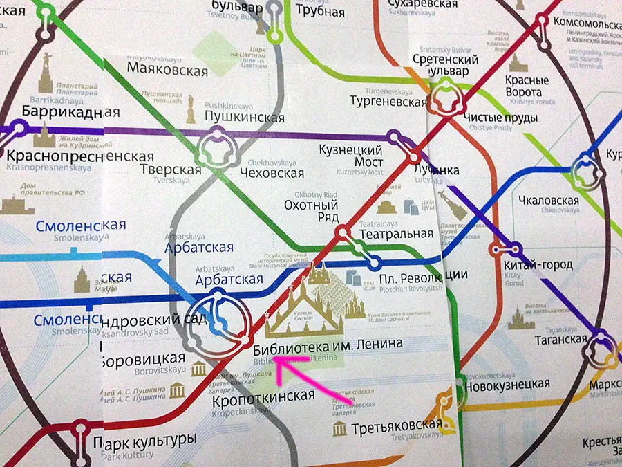 Карта показывает карту московской системы метро с красной стрелкой, указывающей направо. Карта заполнена красочными линиями и текстом с указанием различных остановок и маршрутов системы метро.