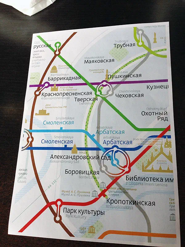 Карта показывает карту московской системы метро на столе с бумагой и тканевой бумагой рядом с ней.