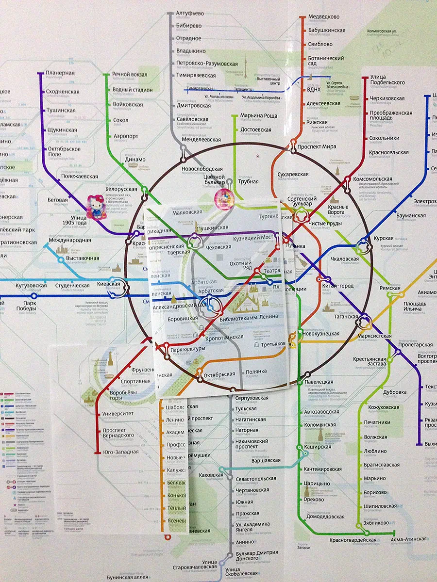 Карта показывает карту московской системы метро на белой стене, которая является подробной картой с различными линиями и маршрутами и содержит всеобъемлющий обзор городской системы метро.