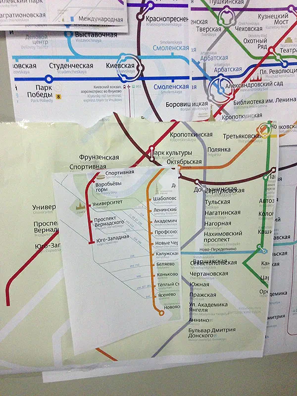 Снимок показывает стену с кучей приложенных к ней документов, каждая из которых содержит подробную карту Московской системы Метро. Карта заполнена красочными линиями и текстом, содержащим всеобъемлющий обзор системы метро.