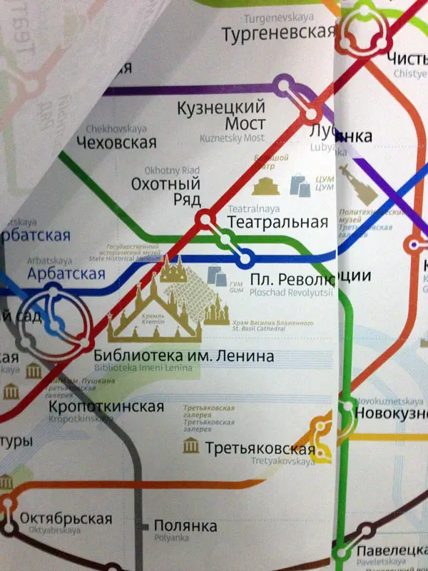 Карта нарисована близко к карте системы метро в России с четко различимым текстом и маршрутами, заполненной различными цветами и символами, указывающими на различные остановки и маршруты системы метро.