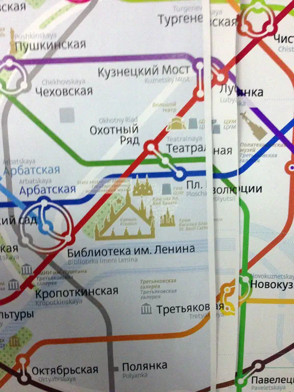 Изображение показывает близость карты московской системы метро с различными цветными линиями и текстом, указывающим различные остановки и маршруты города.