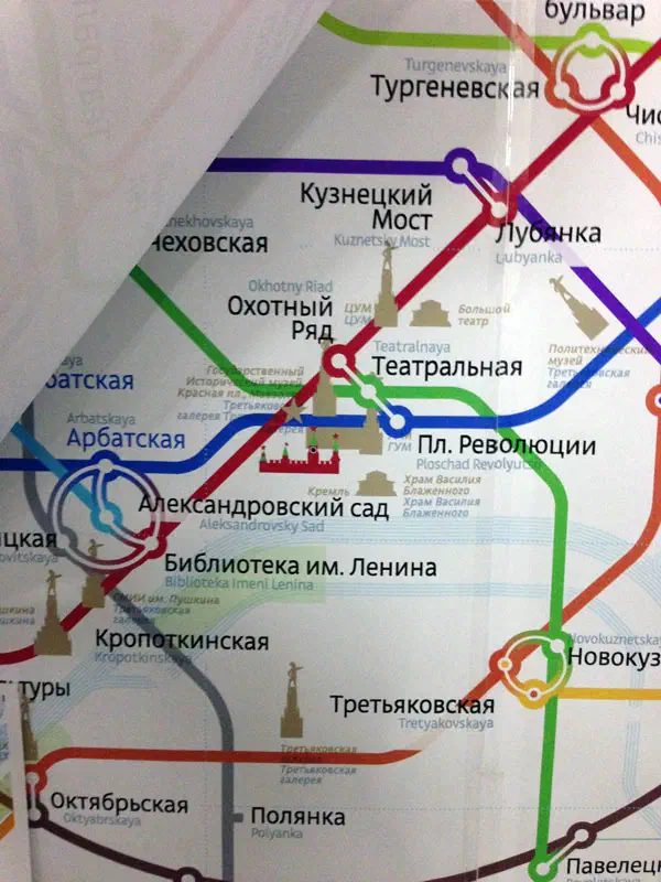 На снимке изображена карта московской системы метро на стене, подробная карта с различными линиями и текстом, указывающая различные остановки и маршруты системы метро.