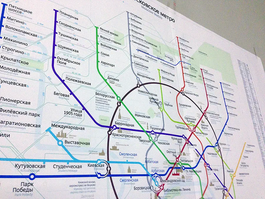 Карта показывает карту московской системы метро на белой стене, которая является подробной картой с различными линиями и маршрутами и содержит всеобъемлющий обзор системы метро.