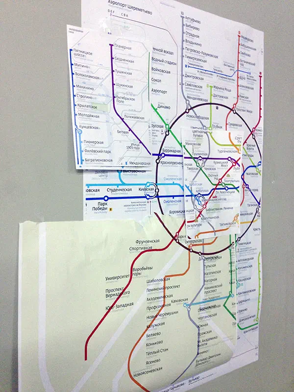 Карта показывает карту московской системы метро, висящей на стене рядом с клочком бумаги.