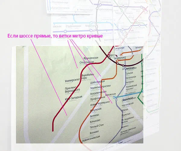 Карта показывает карту московской системы Метро с красной линией, которая проходит через нее. Карта напечатана на белой бумаге с текстом на ней, и красная линия четко видна.