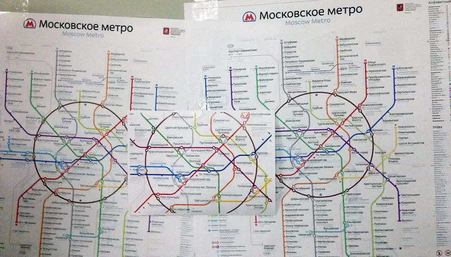 Карта показывает карту московской системы метро на стене станции метро. Карта заполнена красочными линиями и текстом, содержащими подробную информацию о различных маршрутах системы метро.