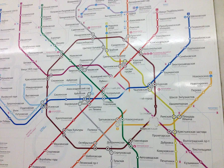 На снимке изображена карта московской системы метро на стене, подробная карта с различными линиями и текстом, указывающая различные остановки и маршруты системы метро.