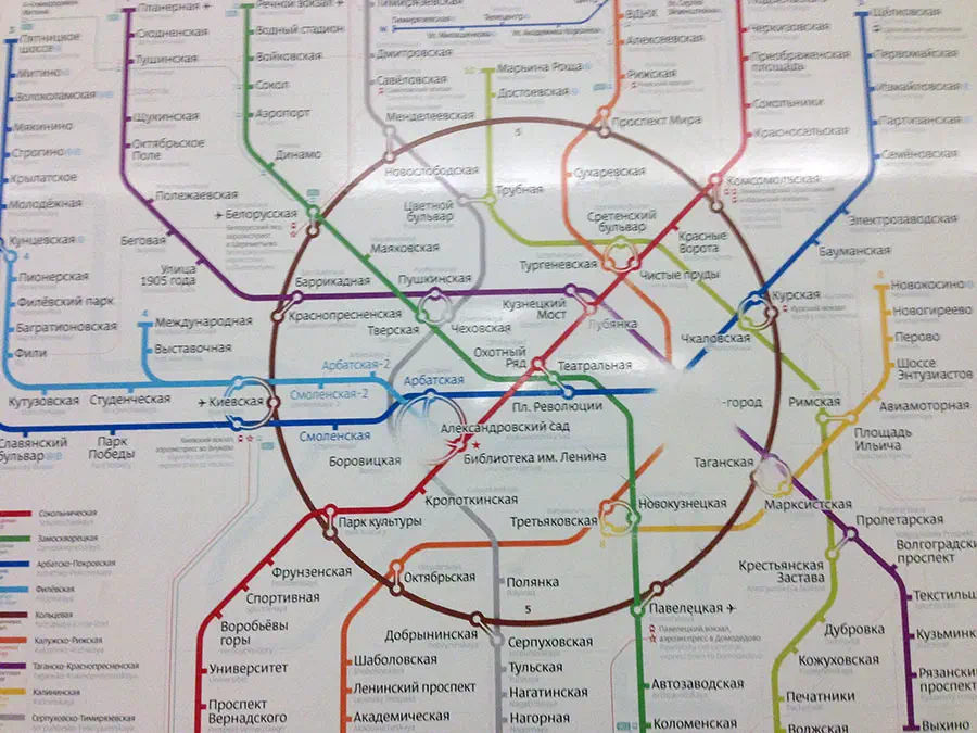 На снимке изображена карта московской системы метро с различными цветными линиями и текстом, указывающим различные остановки и маршруты системы метро.