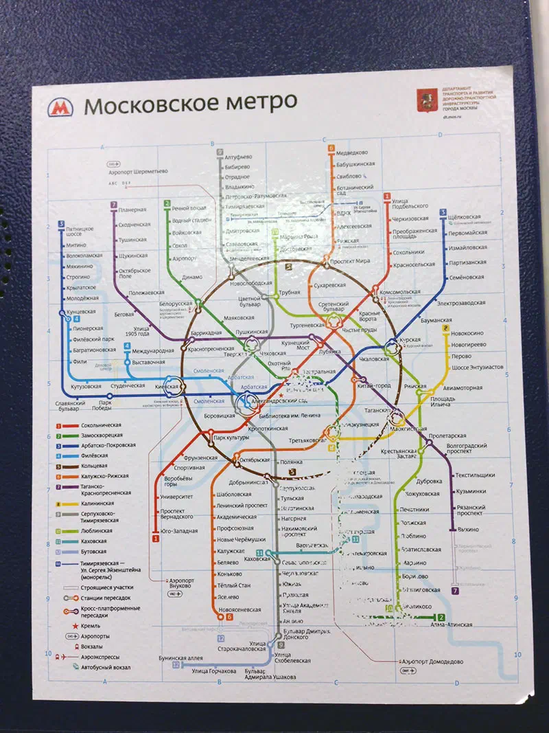 Карта показывает карту московской системы метро на синей поверхности, которая представляет собой подробное представление системы метро с четко видимыми линиями и станциями.