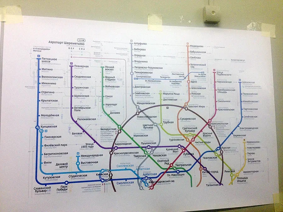 Карта показывает карту московской системы метро на белой доске в комнате, на которой подробно показаны различные линии и маршруты системы метро, а также всеобъемлющий обзор городской системы метро.