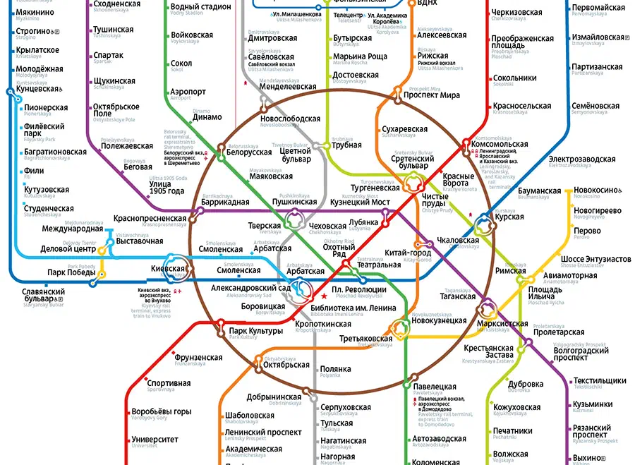 На снимке изображена карта московской системы метро с различными цветными линиями и текстом, указывающим различные остановки и маршруты системы метро.