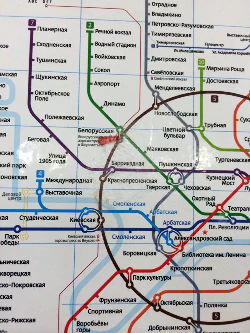Карта показывает карту московской системы Метро с красной линией, заполненной различными линиями и текстами, и содержит подробную информацию о различных остановках и маршрутах системы метро.