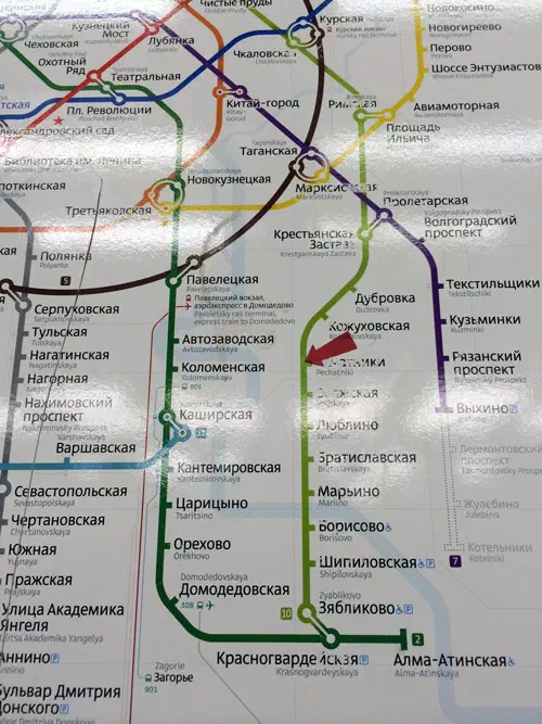 Карта показывает карту московской системы метро с красной стрелкой, указывающей направо. Карта заполнена красочными линиями и текстом с указанием различных остановок и маршрутов системы метро.
