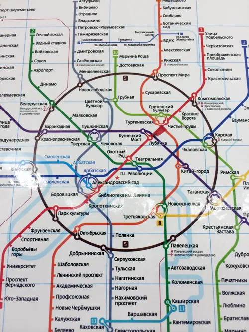 Изображение показывает карту Московской системы Метро с различными красочными линиями и текстом, указывающим различные остановки и маршруты системы метро.