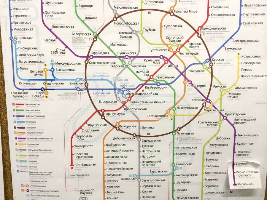 Карта показывает карту московской системы метро на доске объявлений, которая представляет собой подробную карту с различными линиями и текстами, содержащую информацию о различных остановках и маршрутах системы метро.