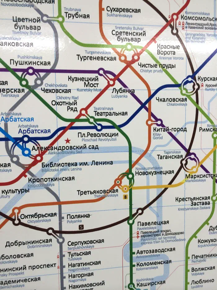 Карта показывает постер карты московской системы метро с текстом на ней. Карта представляет собой подробное представление системы метро, показывая различные линии и станции города.