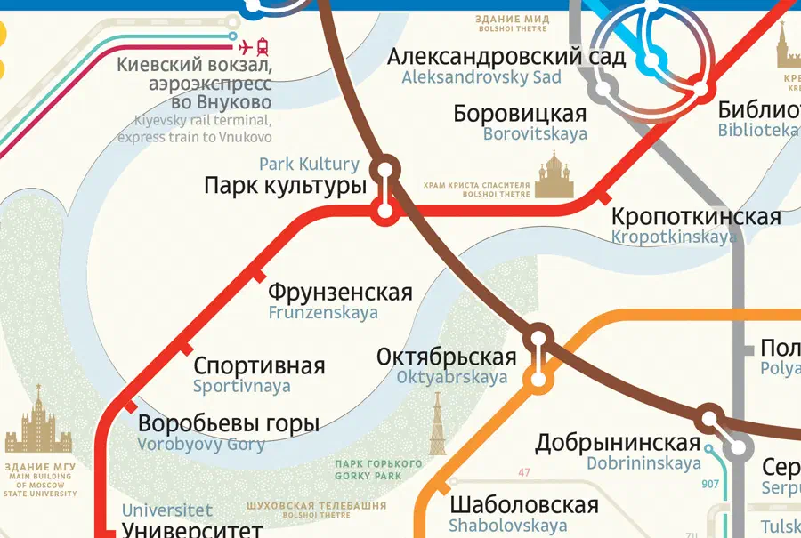 Карта показывает карту московской системы метро с красной линией, заполненной текстом и маршрутами, и содержит подробную информацию о системе метро.