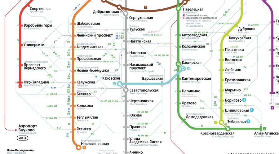 Изображение показывает карту Московской системы Метро с различными цветными линиями и текстом, указывающим различные остановки и маршруты системы метро.