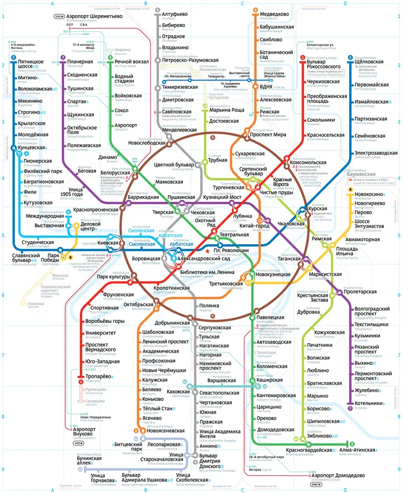 На картинке показан плакат Москвы Metro Map, который является подробной картой города Москвы, Россия, с различными красочными линиями и текстами, содержащими всеобъемлющий обзор системы метро.