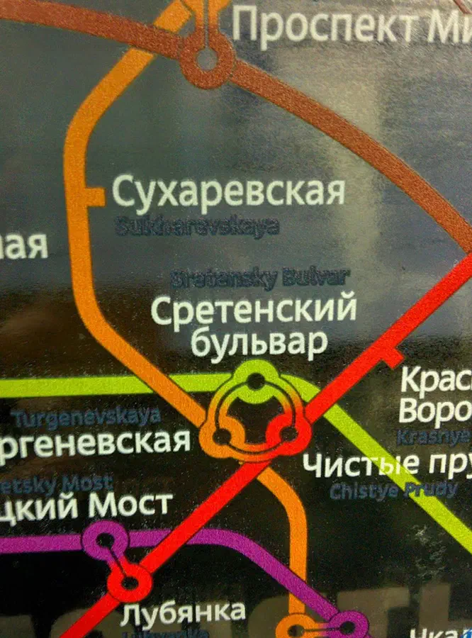 На рисунке изображен плакат на стене с картой системы метро на заднем плане. На плакате есть текст, который, вероятно, содержит информацию о системе метро.