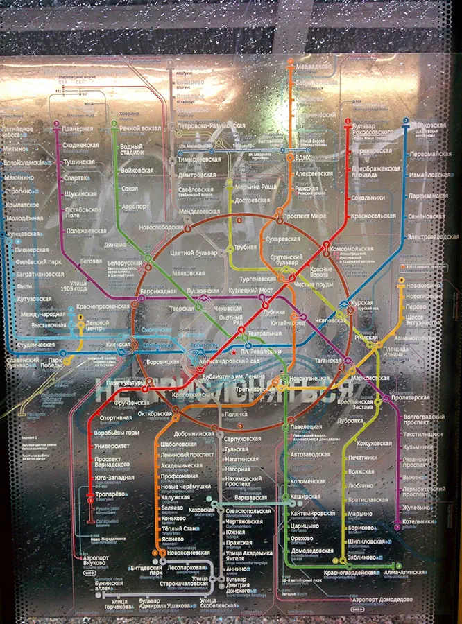 На картинке изображен плакат с картами метро на станции метро Москвы. Карта заполнена красочными линиями и текстом, содержащими подробную информацию о различных остановках и маршрутах системы метро.