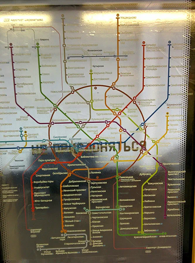 Картина показывает постер карты метро на стене станции метро. Постер представляет собой детальную карту московской системы метро с четко различимыми линиями и станциями.