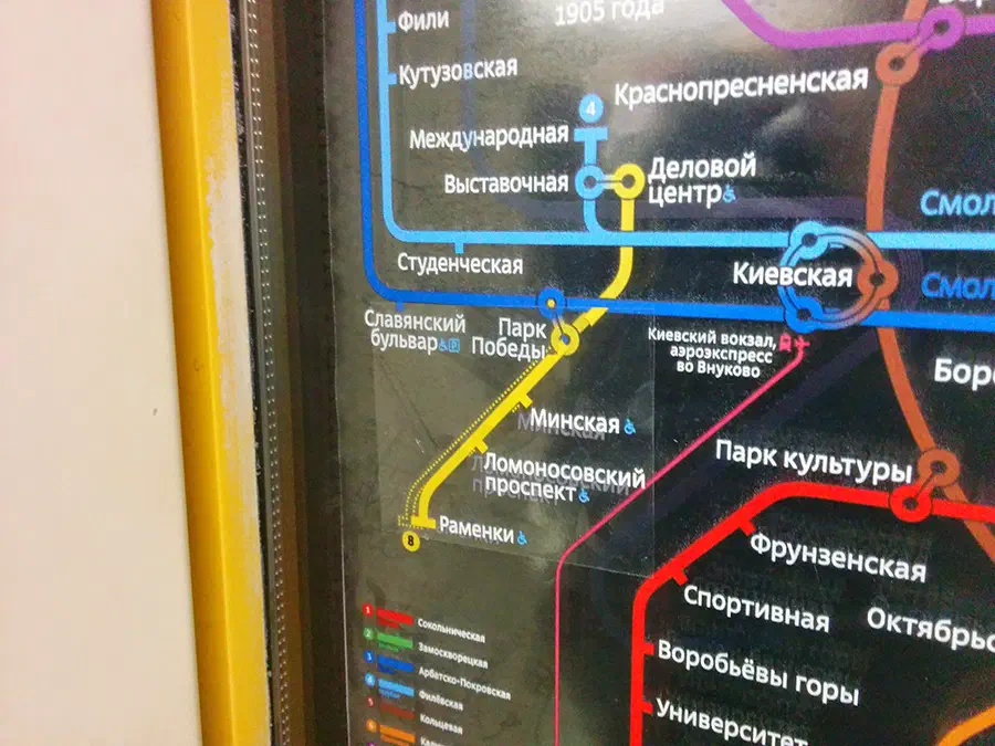 Карта заполнена текстами и линиями, содержащими подробную информацию о системе метро.