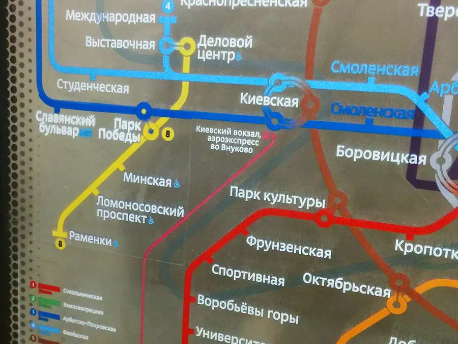 Карта показывает карту московской системы метро на стене, в которой содержится подробный обзор городской системы метро.