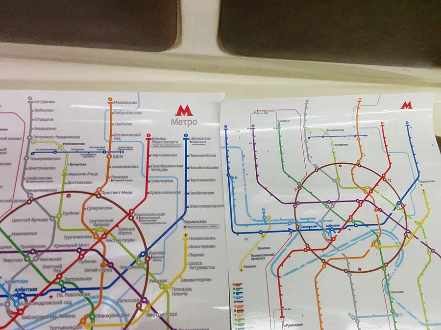 Карта показывает карту московской системы метро в поезде с двумя бумагами на поверхности и двумя окнами наверху.