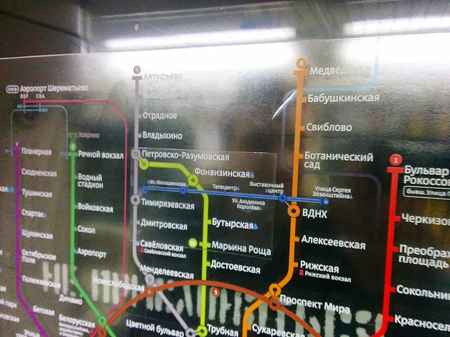 Карта показывает карту московской системы метро на стене станции метро.
