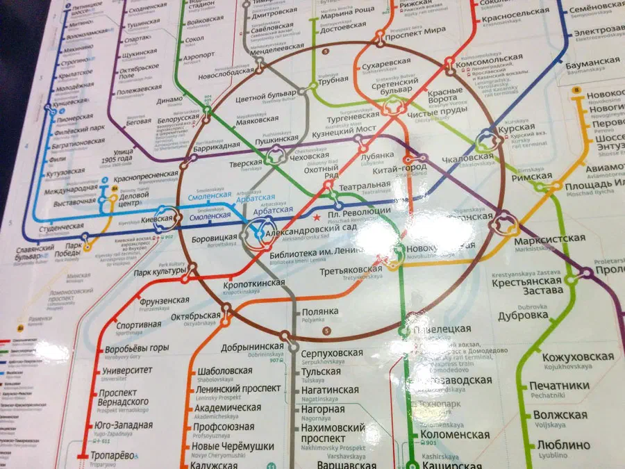 На снимке представлена карта Московской системы Метро на столе, подробная карта с различными линиями и текстом с указанием различных остановок и маршрутов системы метро.