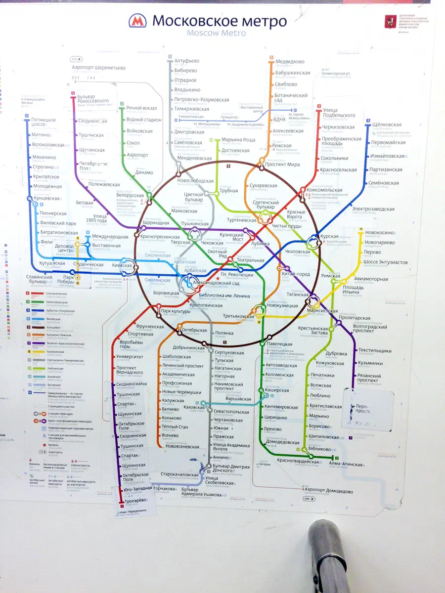 Карта показывает доску с картой московской системы метро, с полюсом внизу. Карта подробно описана и показывает различные линии и маршруты системы метро, что дает всеобъемлющий обзор.