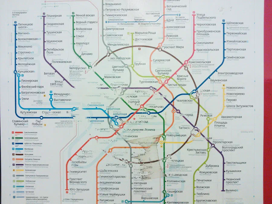 На рисунке показана карта московской системы метро на красной стене. Карта заполнена красочными линиями и текстом, содержащими подробный обзор системы метро.