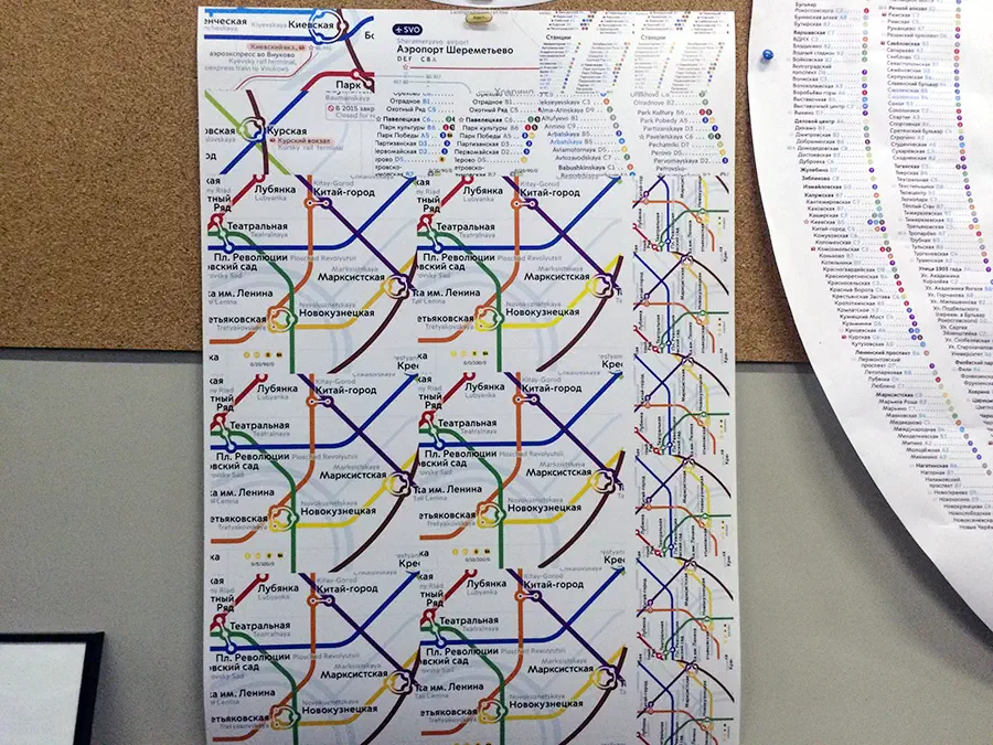 Карта показывает карту московской системы метро на доске объявлений рядом с пробкой. Карта заполнена красочными линиями и текстом, и есть рамка с левой стороны доски.