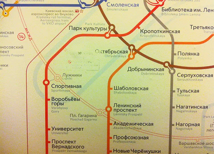 Карта показывает карту московской системы Метро с красной линией, заполненной текстами и маршрутами, указывающими различные остановки и маршруты системы метро.